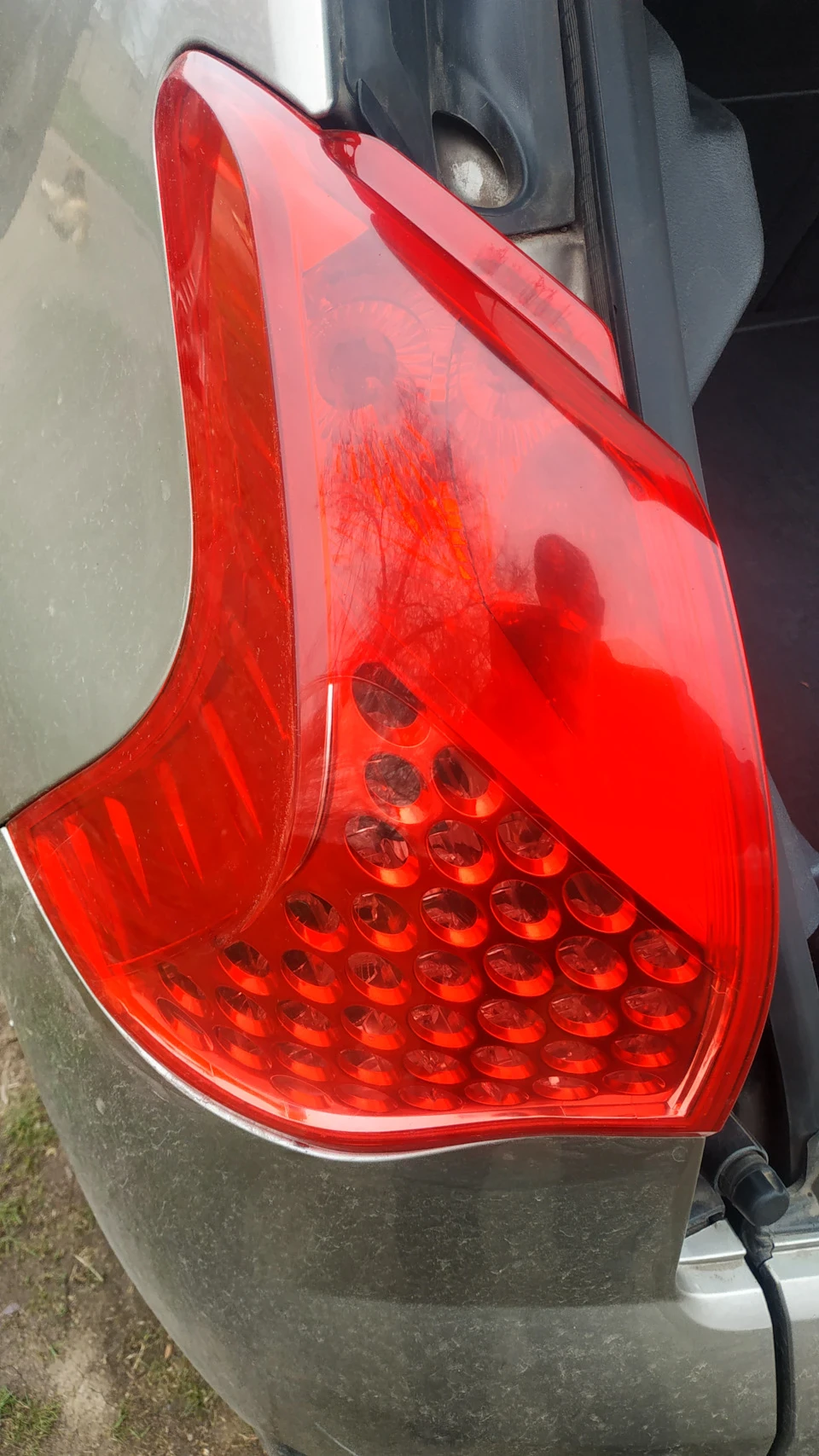 Якщо лампи заднього ліхтаря Peugeot 3008 горять у повнапалу