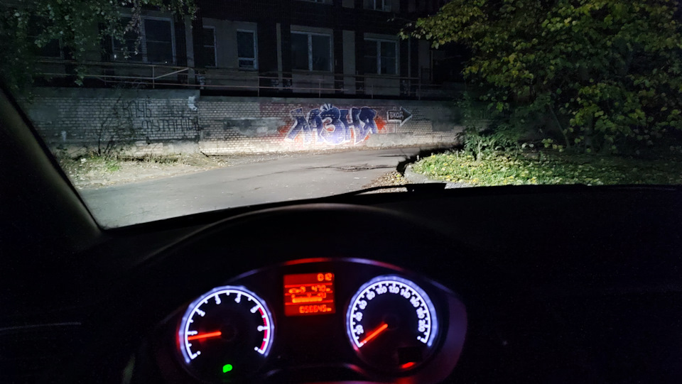 Зняти фари, щоб поставити нові лампочки 3