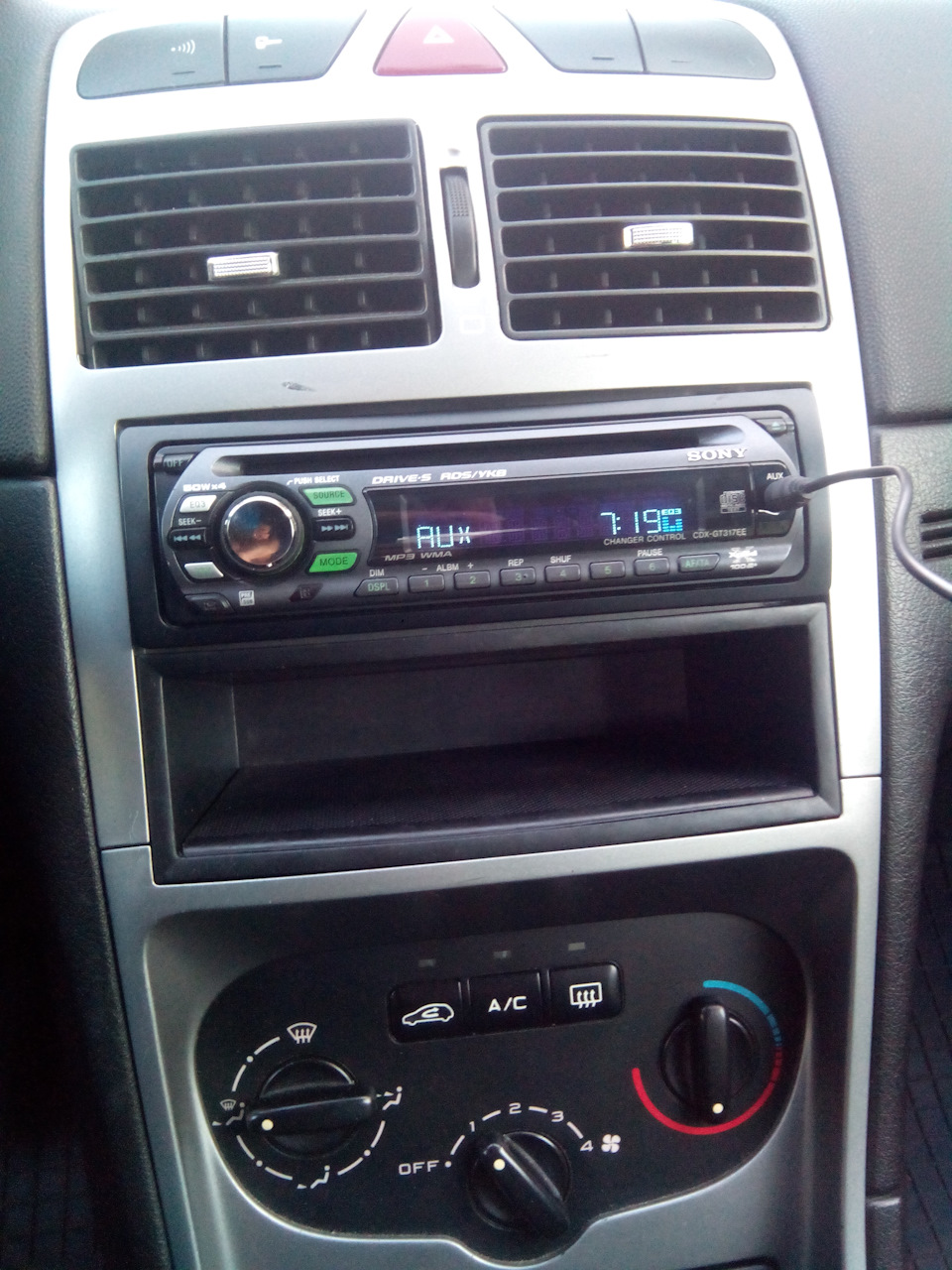 Sony CDX-GT317EE пересвіт, під кермо. 1