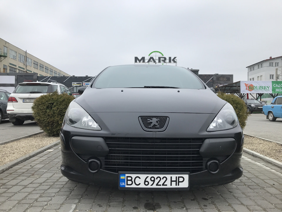 Молдинги пластику в чорному глянці 1