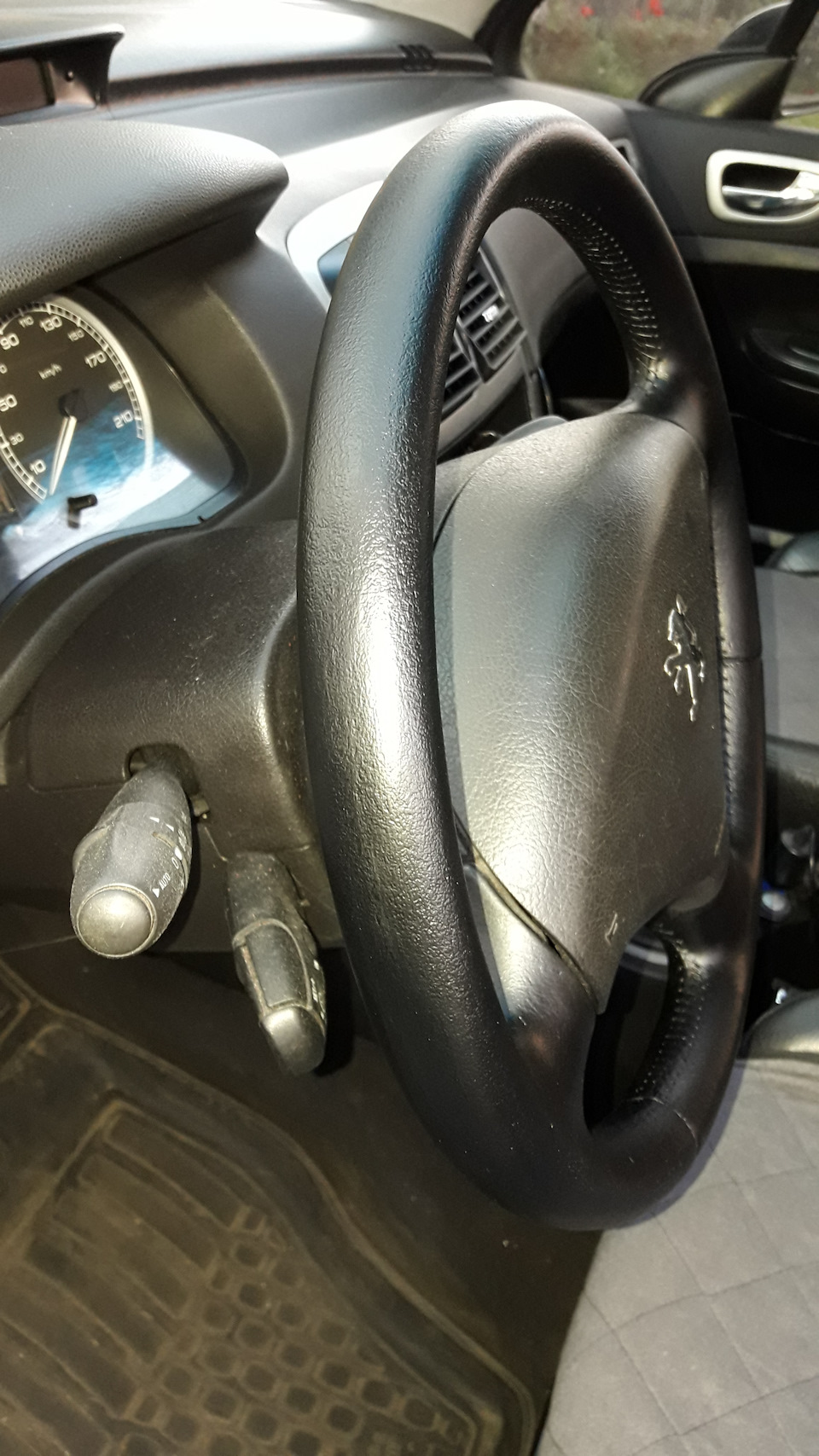 Фінал реставрації шкіряного керма Пежо 307. 1