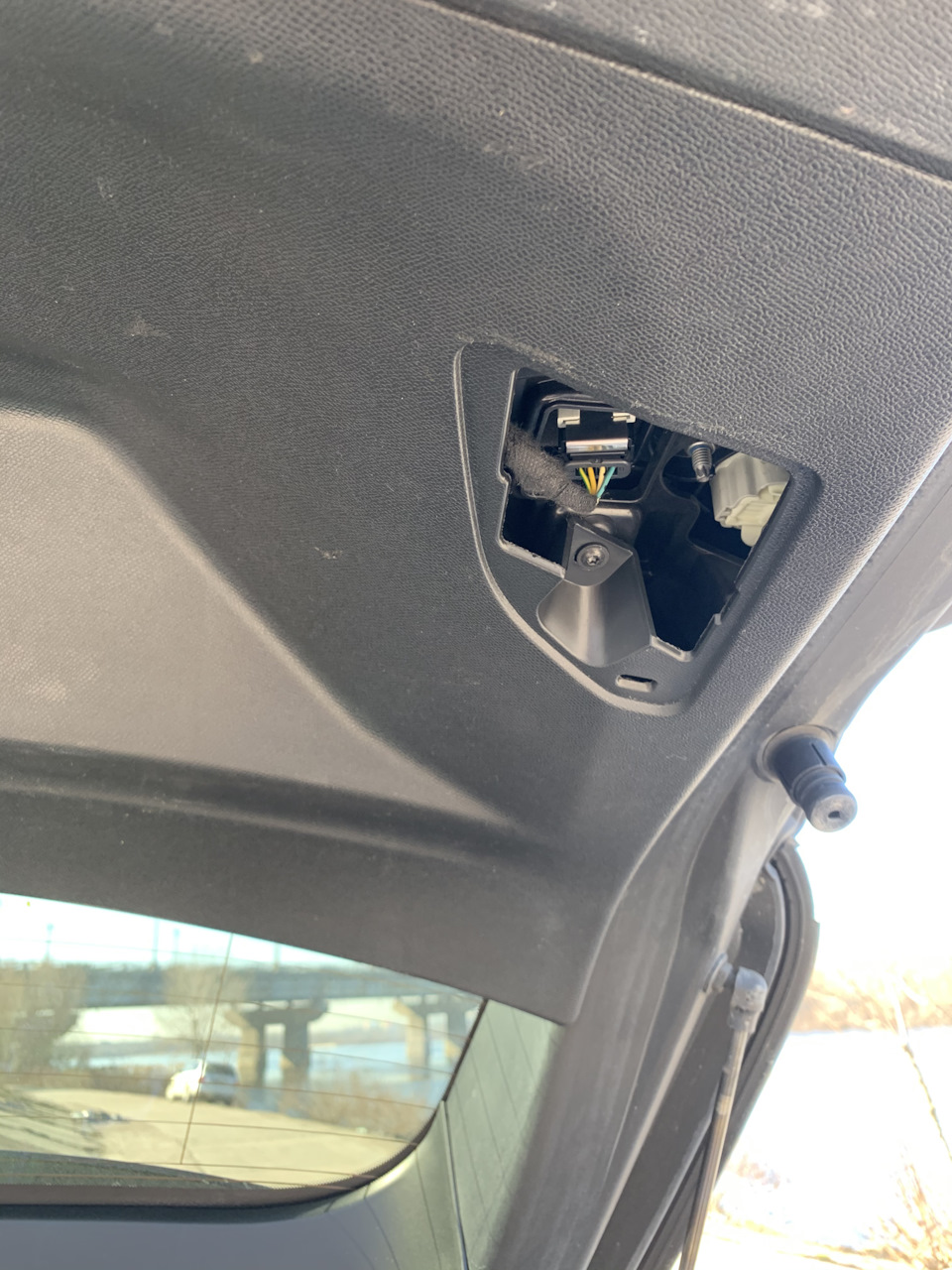 Кнопці відкривання багажника гаплік. Але не зовсім. 2