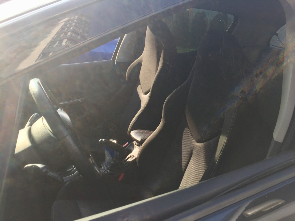 Передні сидіння RCZ 3