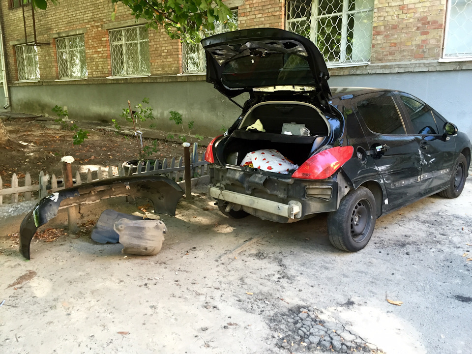 Peugeot vs Mitsubishi Pagero Wagon 4 4