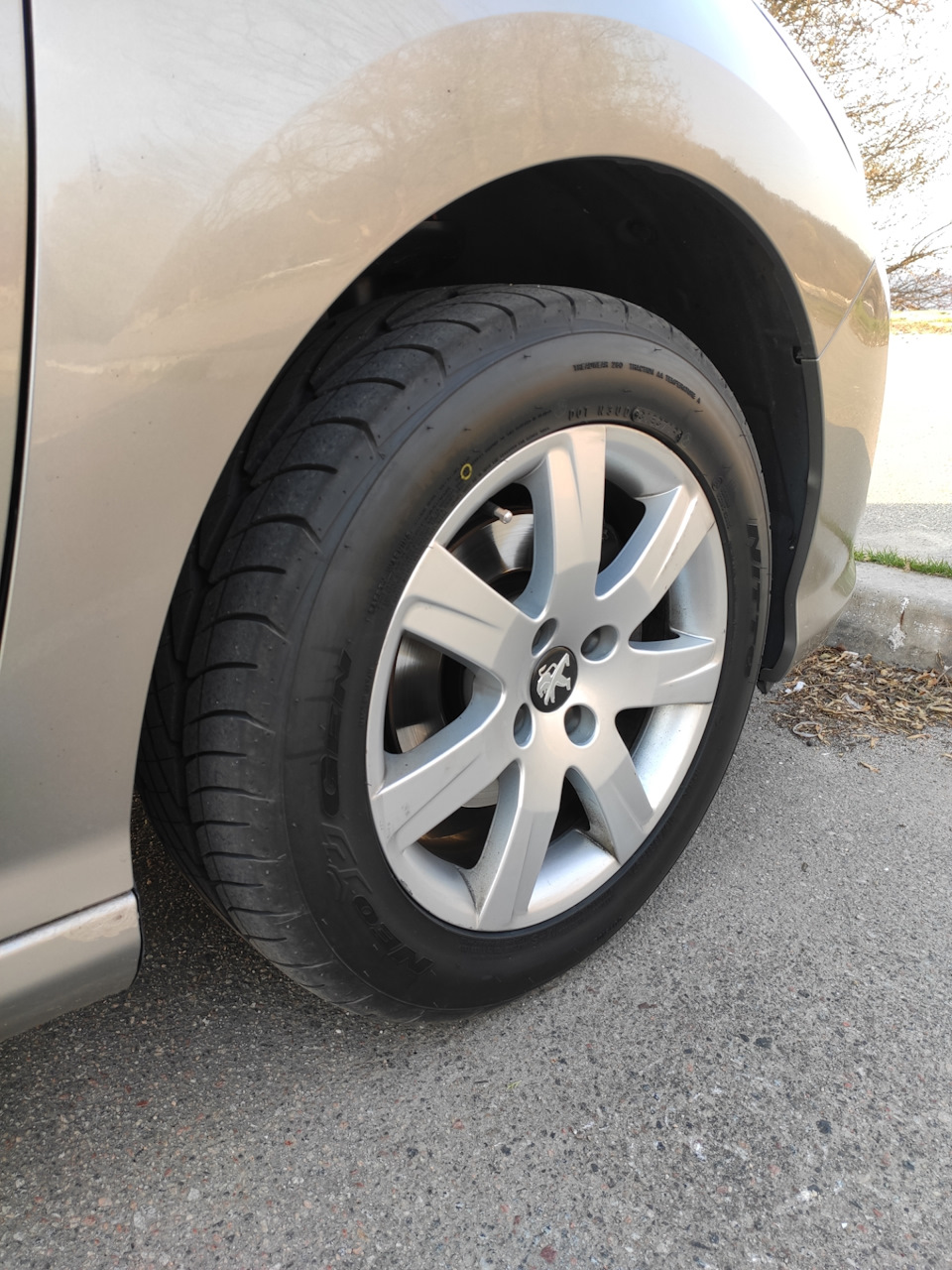Перевзувся в польоті Nitto Neo Gen 215/55/R16 3
