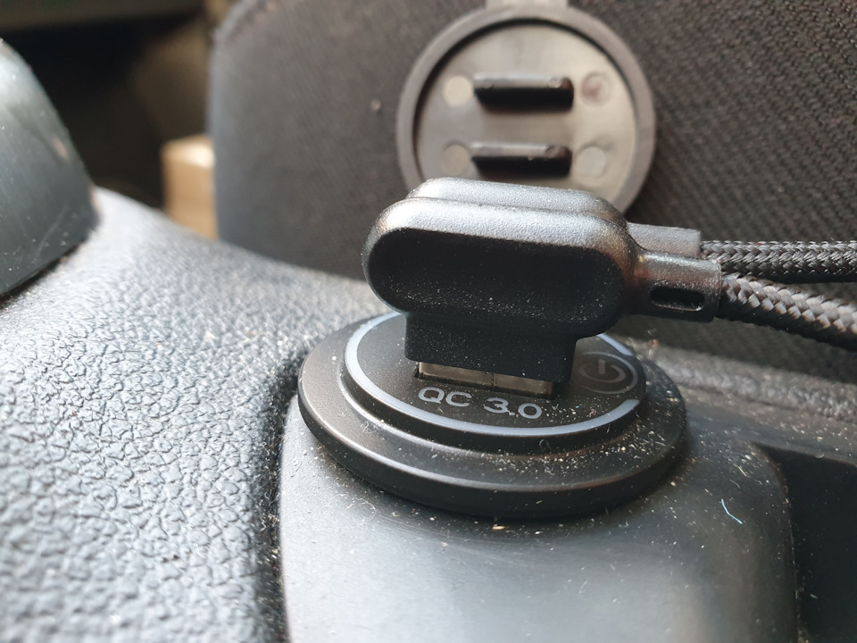 Бездротова зарядка в Пежо 308 від Tesla Model 3 2