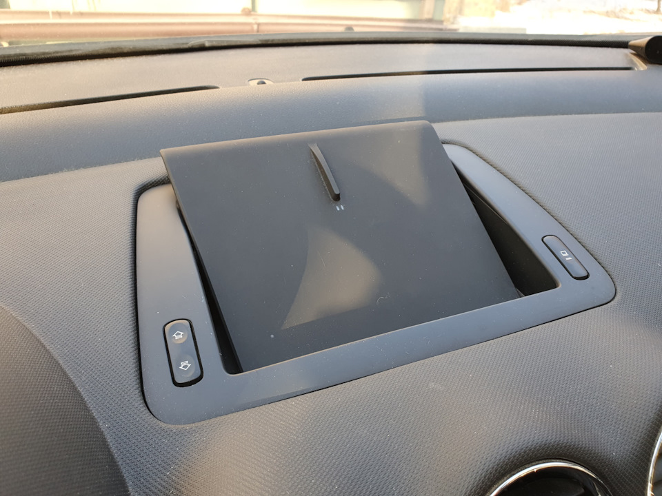 Бездротова зарядка в Пежо 308 від Tesla Model 3 5