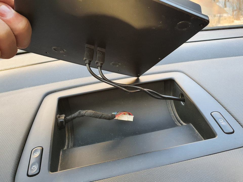 Бездротова зарядка в Пежо 308 від Tesla Model 3 4