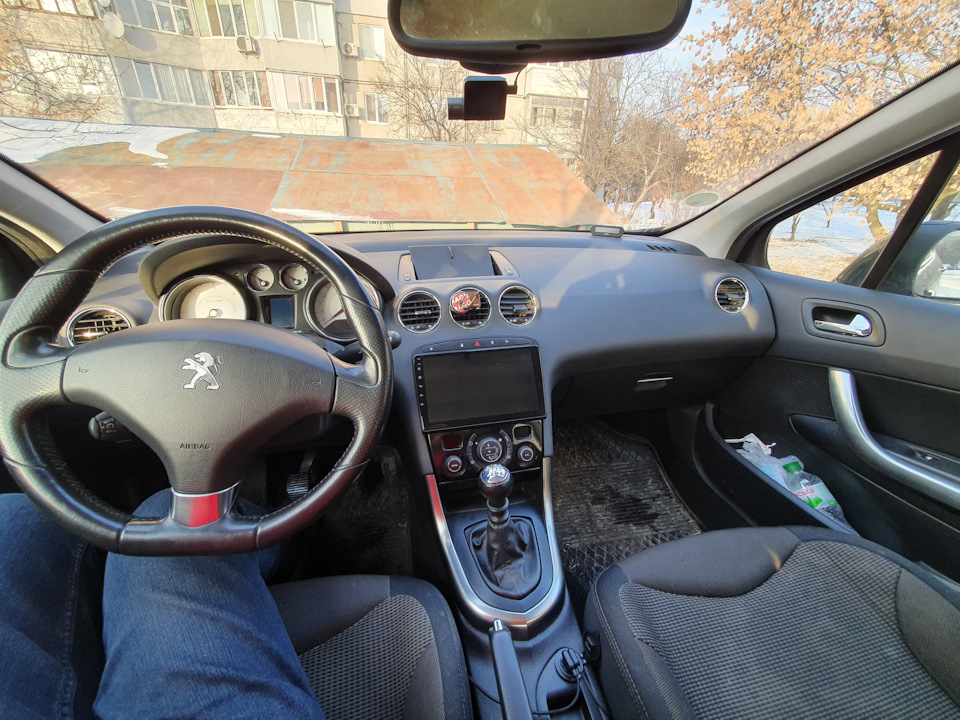 Бездротова зарядка в Пежо 308 від Tesla Model 3 1