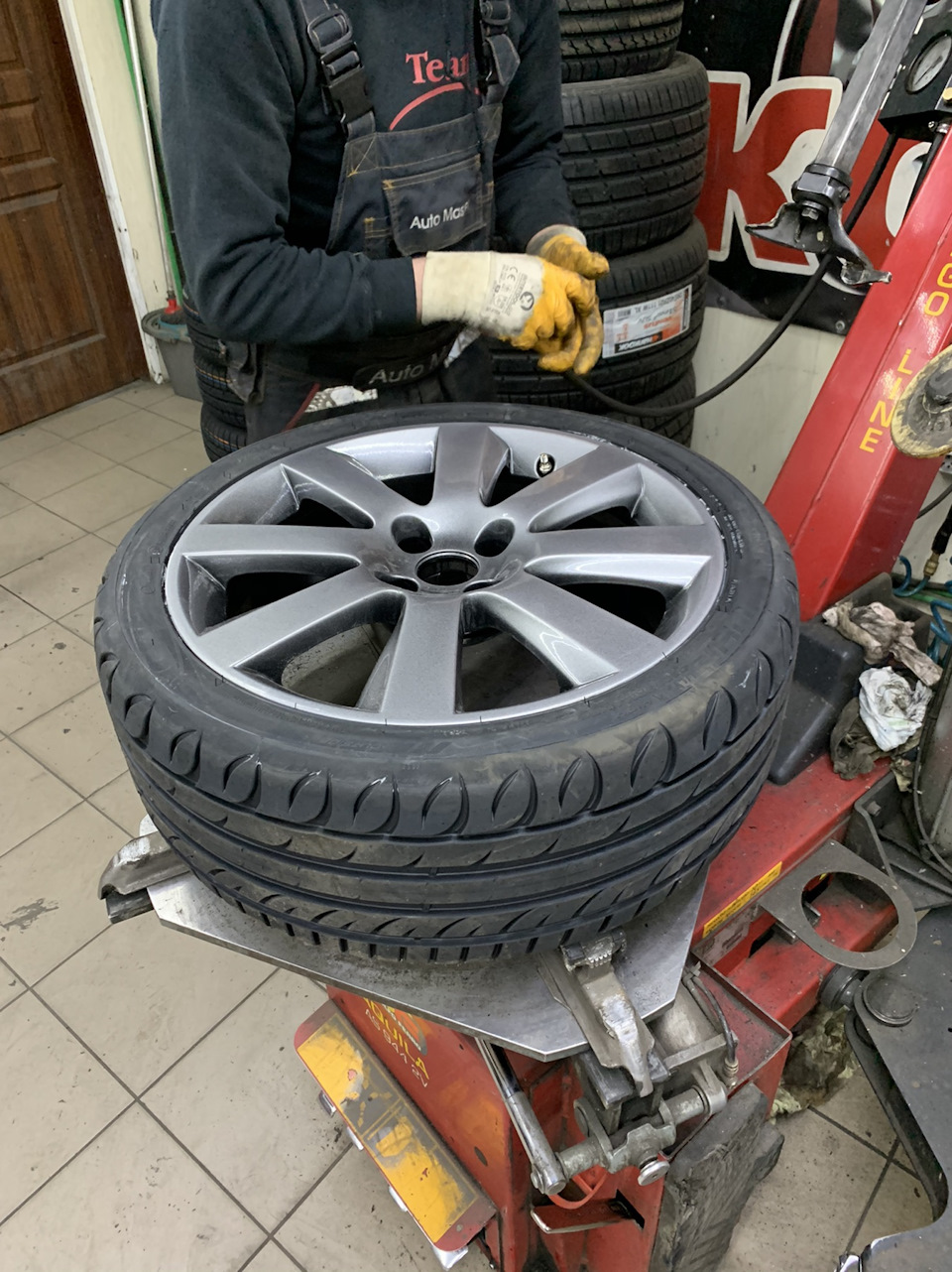 225/40 R18 4