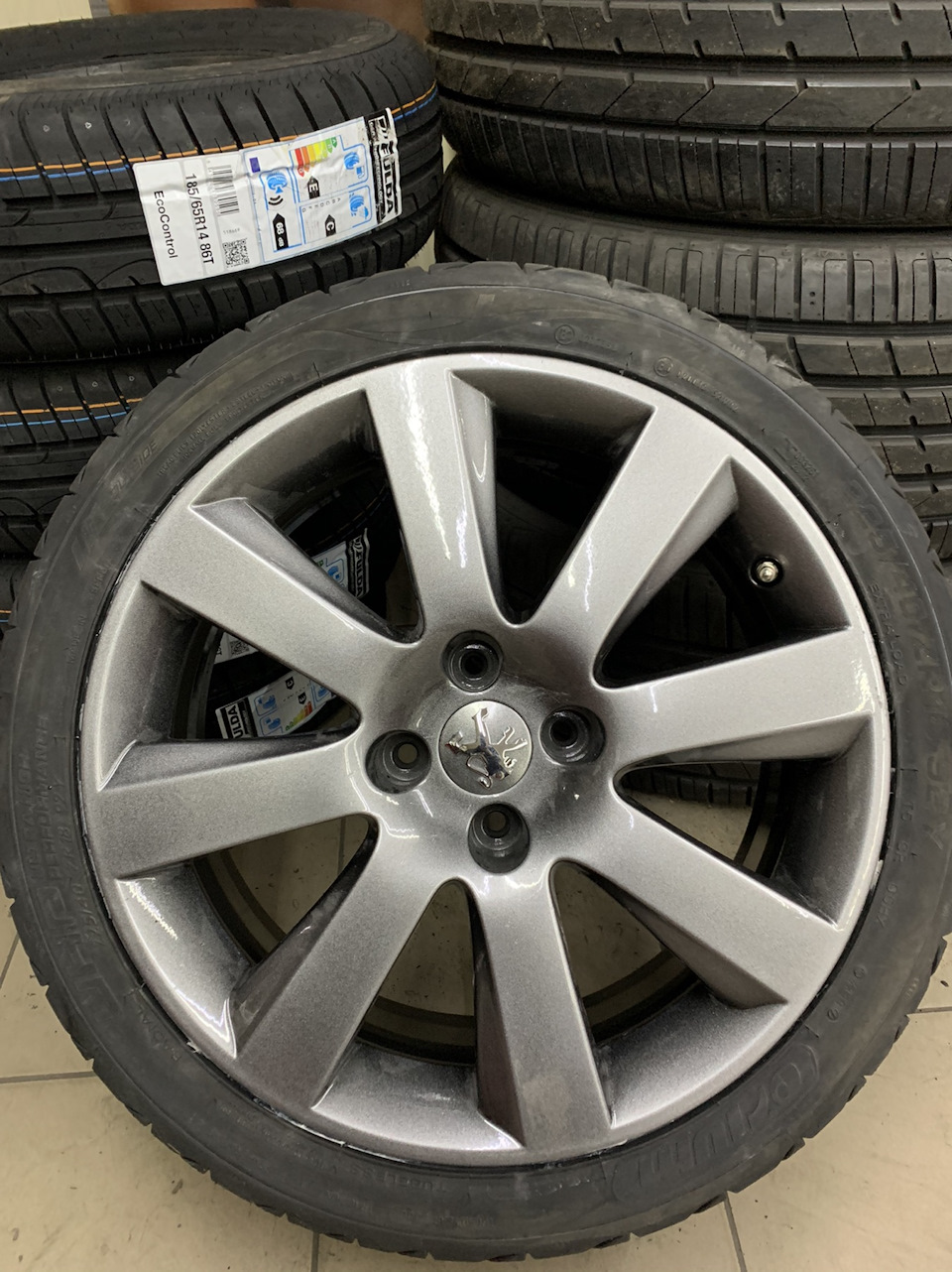225/40 R18 5