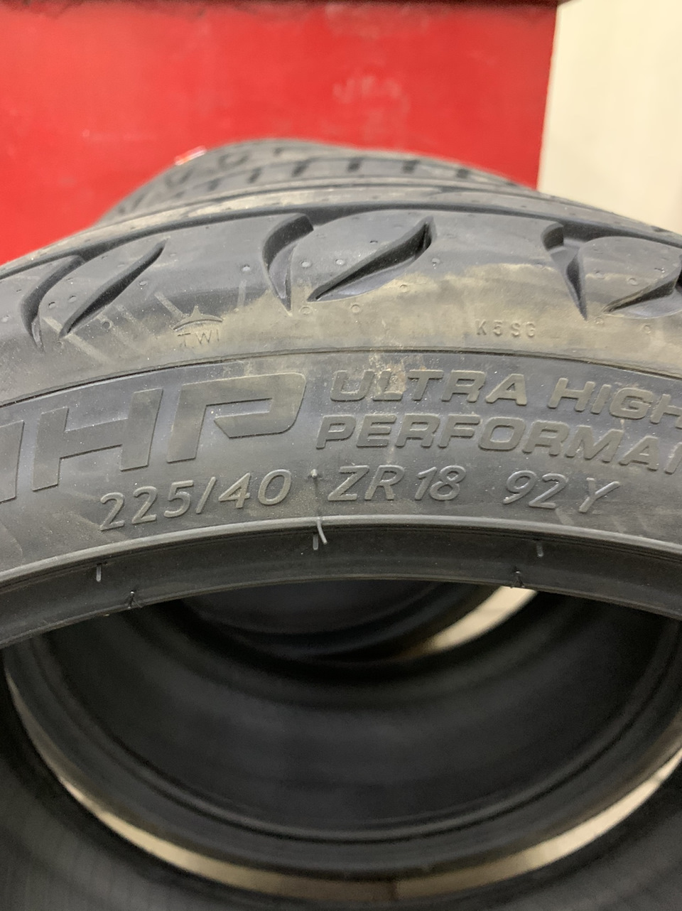 225/40 R18 3