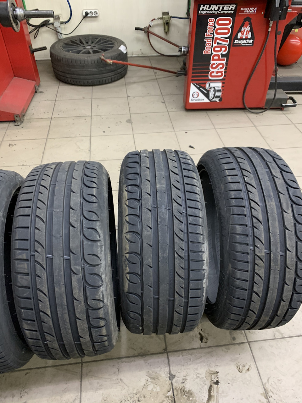 225/40 R18 2