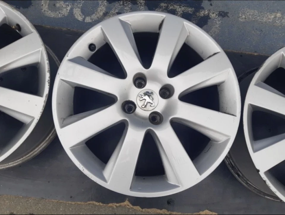 225/40 R18