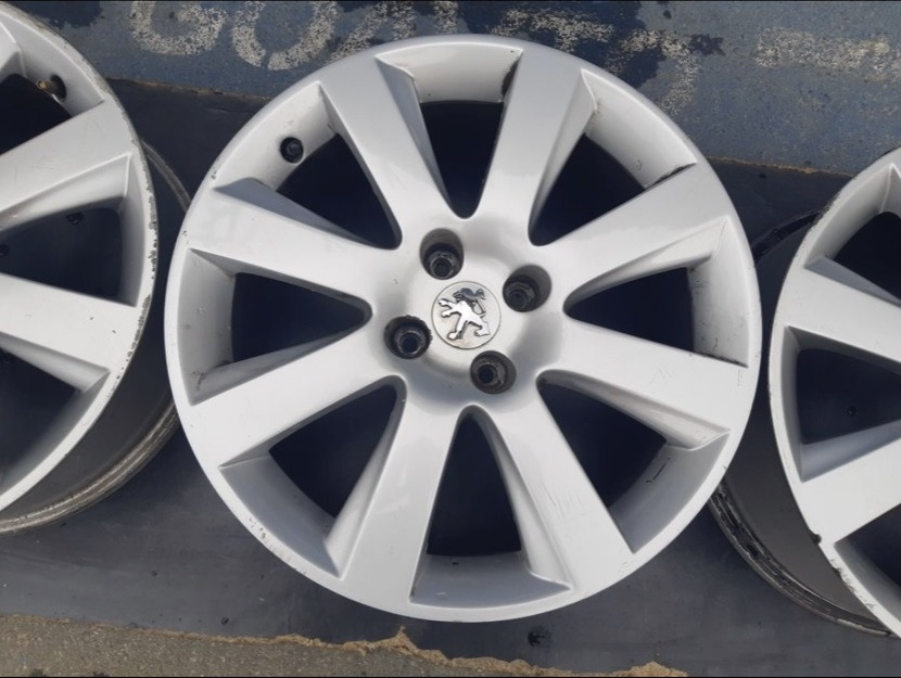 225/40 R18 1