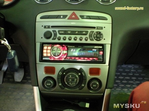 установка не штатної голови (музика) Peugeot 308 4