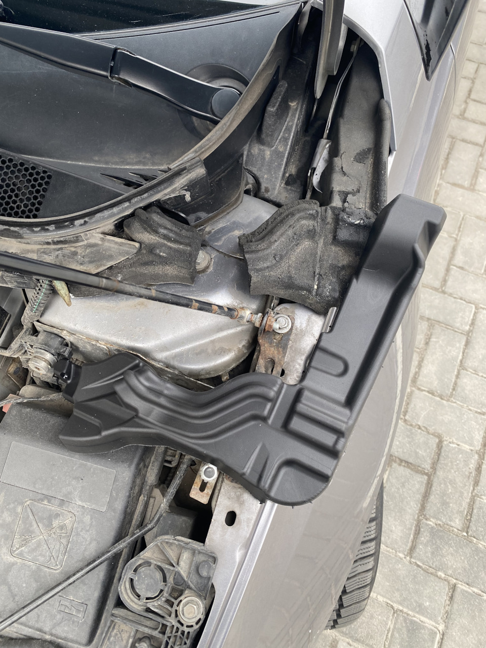 Ущільнювач капота 2