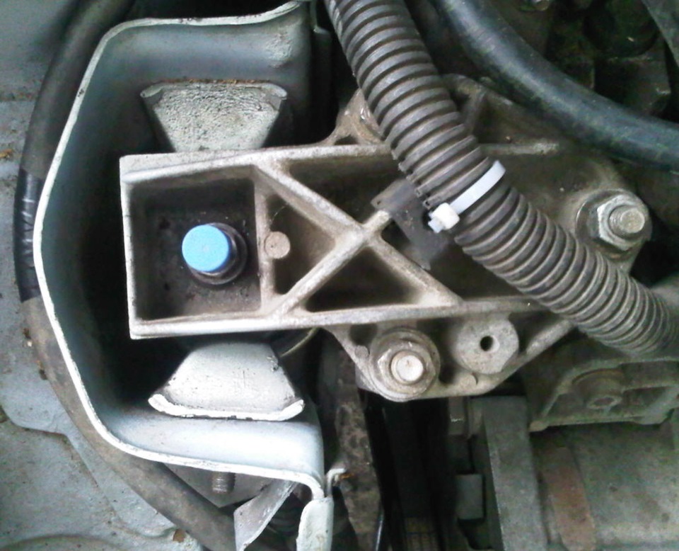 При торканні смикається машинка Пежо 309, глухе підсмикування. Заміна правої подушки двигуна Peugeot 309 1.6 5