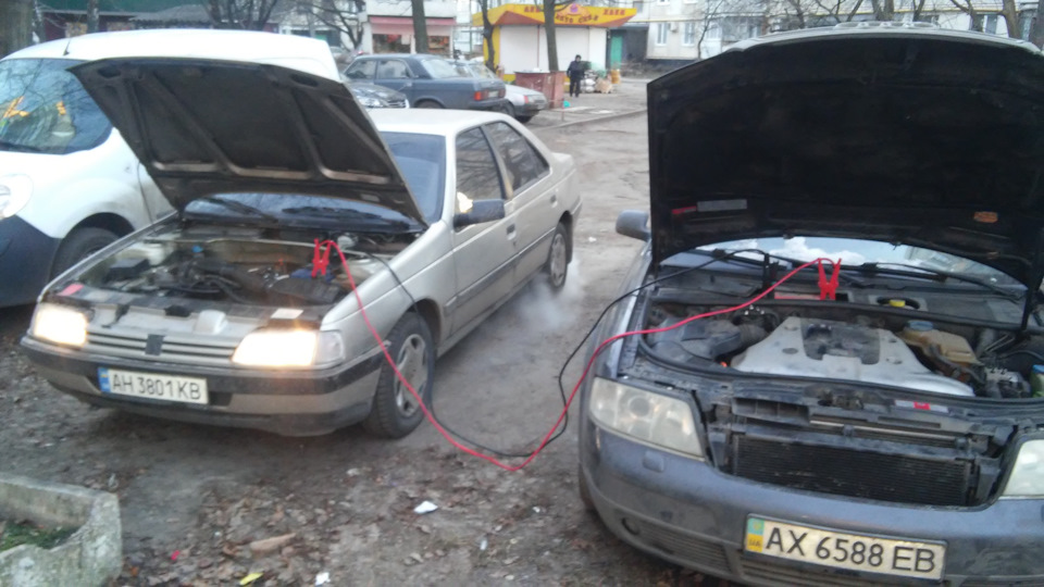 Пежо 405 йде на допомогу Ауді А6(С5) 2