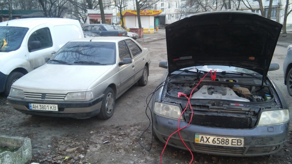 Пежо 405 йде на допомогу Ауді А6(С5) 1