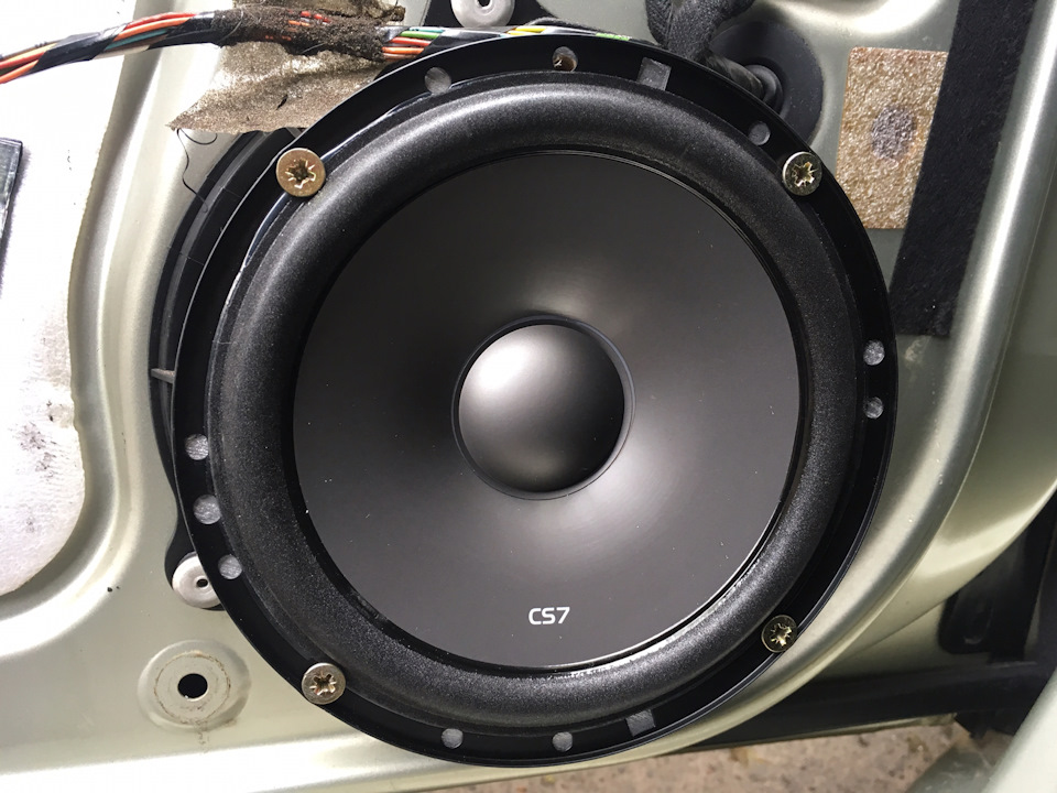 Мідбас JBL у передні двері 5