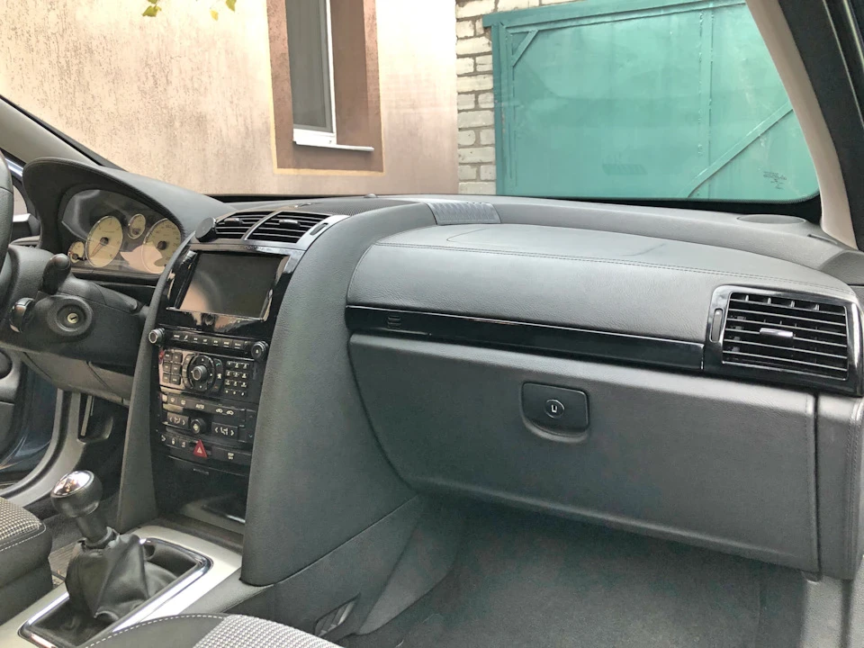 Шкіряна торпедо від Peugeot 407 coupe в седан