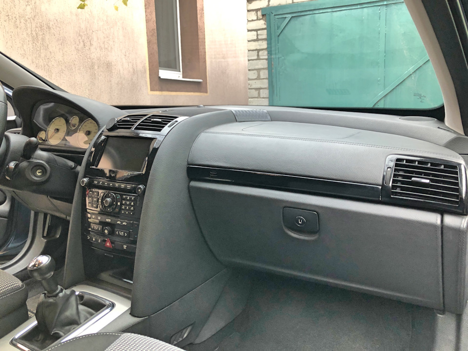 Шкіряна торпедо від Peugeot 407 coupe в седан 1