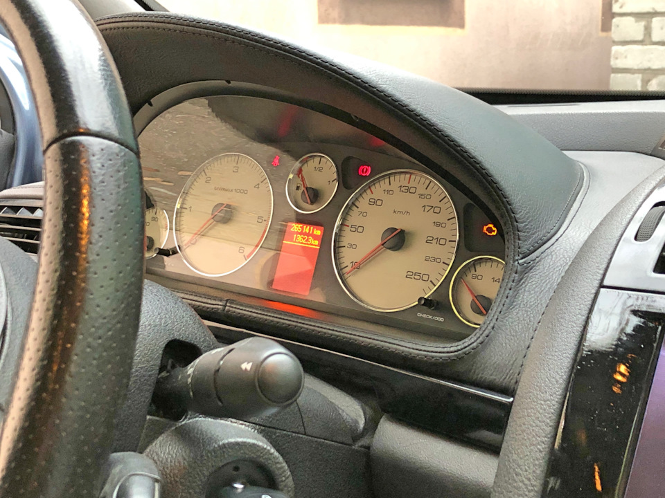 Шкіряна торпедо від Peugeot 407 coupe в седан 4