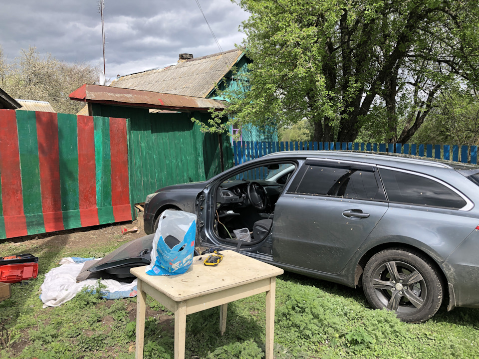 Заводимо акустичний кабель у двері 1