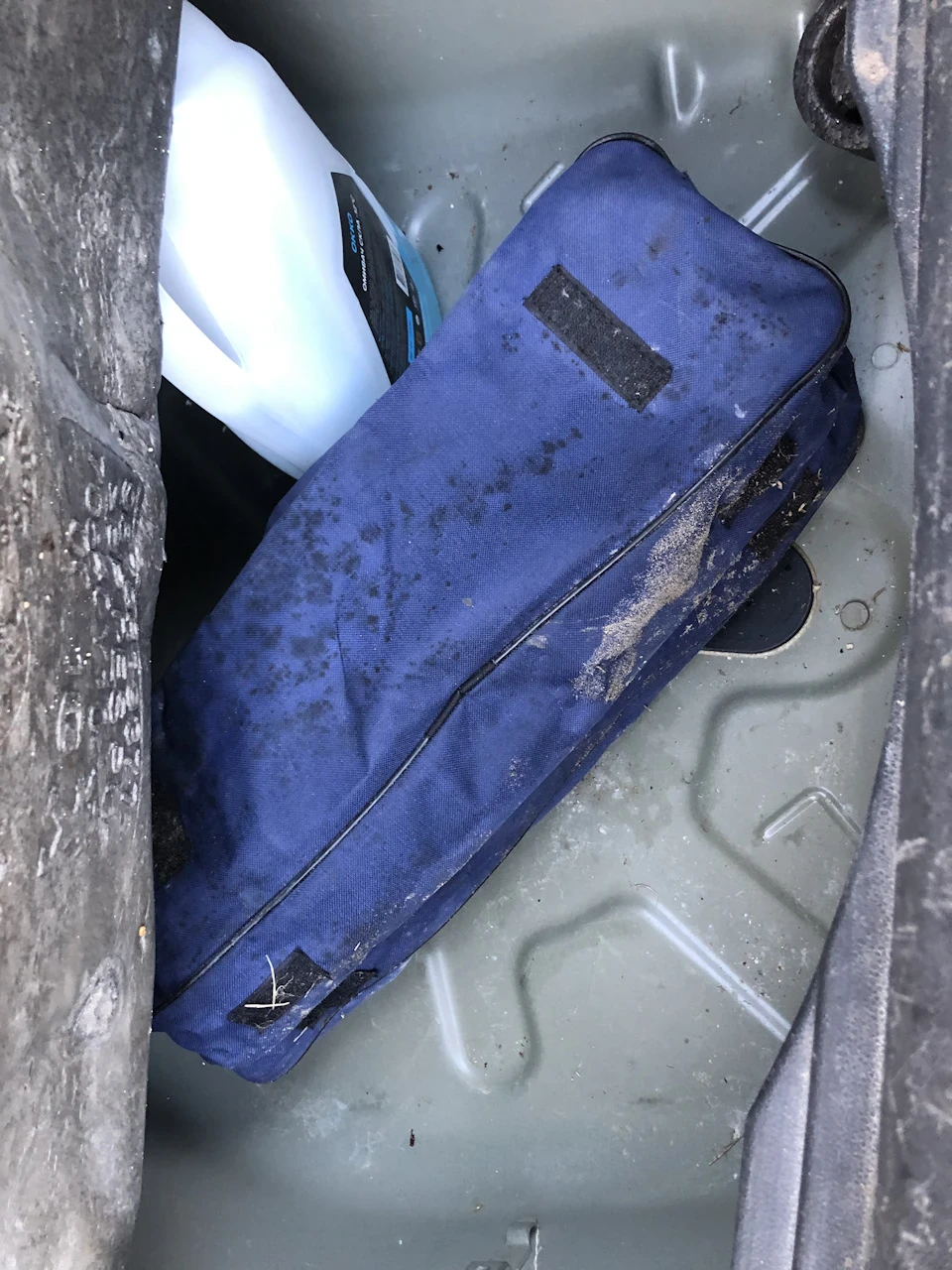 Вода в нижньому відсіку багажника. Як вирішити проблему?