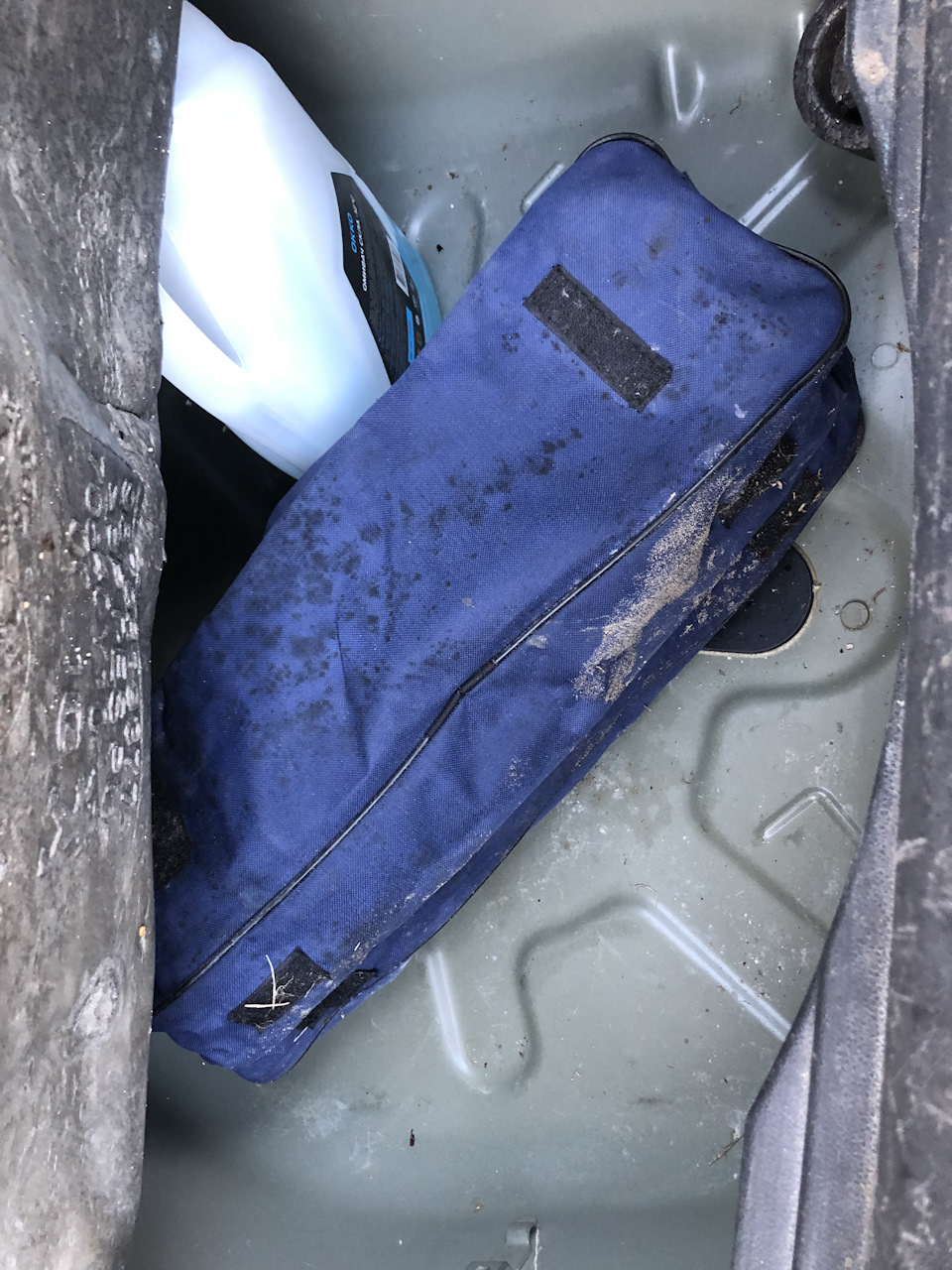 Вода в нижньому відсіку багажника. Як вирішити проблему? 1