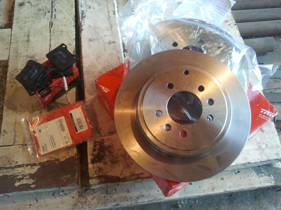 Заміна задніх гальмівних дисків та колодок 4