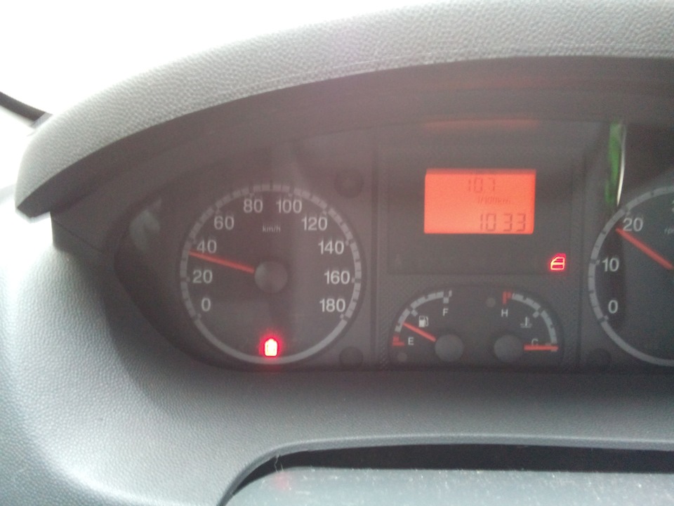 HELP! Хто знає, що це горить за лампочка? 1