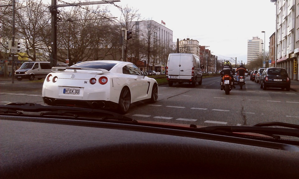 Нехилий корч Nissan GT-R 4
