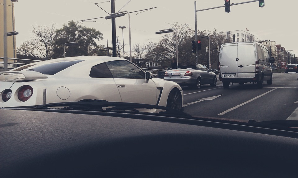 Нехилий корч Nissan GT-R 3