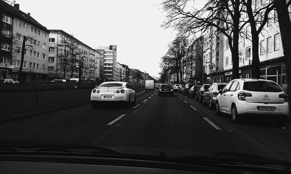 Нехилий корч Nissan GT-R 1