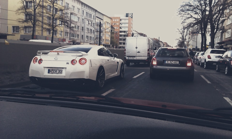 Нехилий корч Nissan GT-R 2