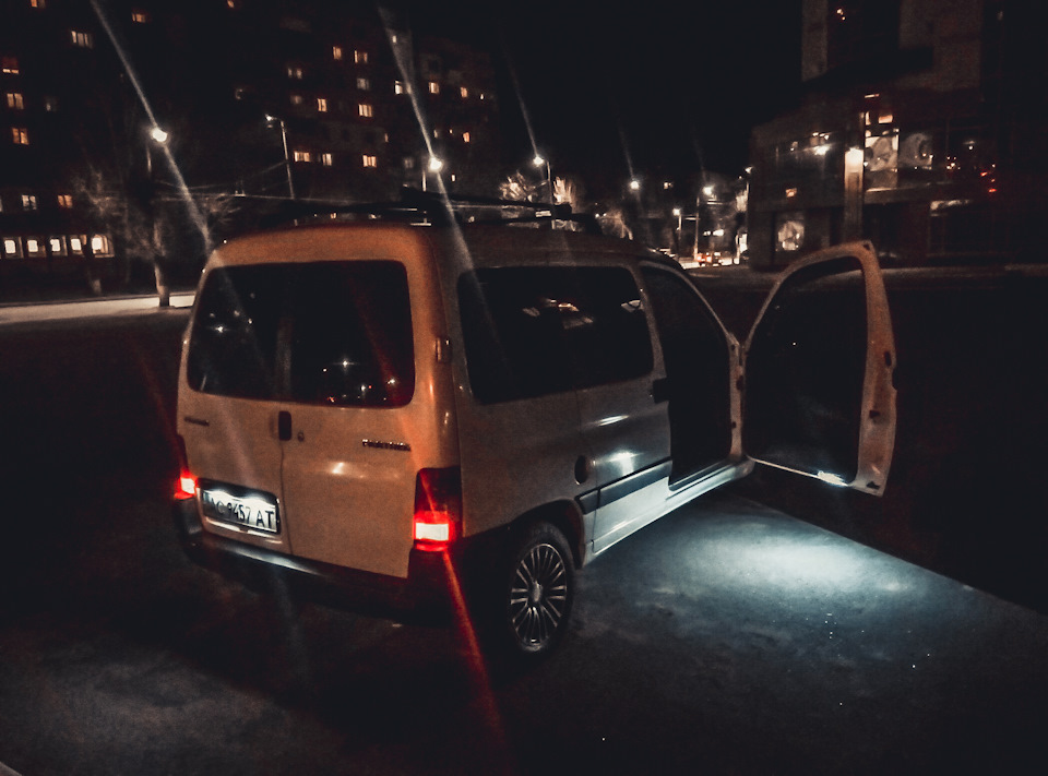 Підсвічування дверей Peugeot Partner 1