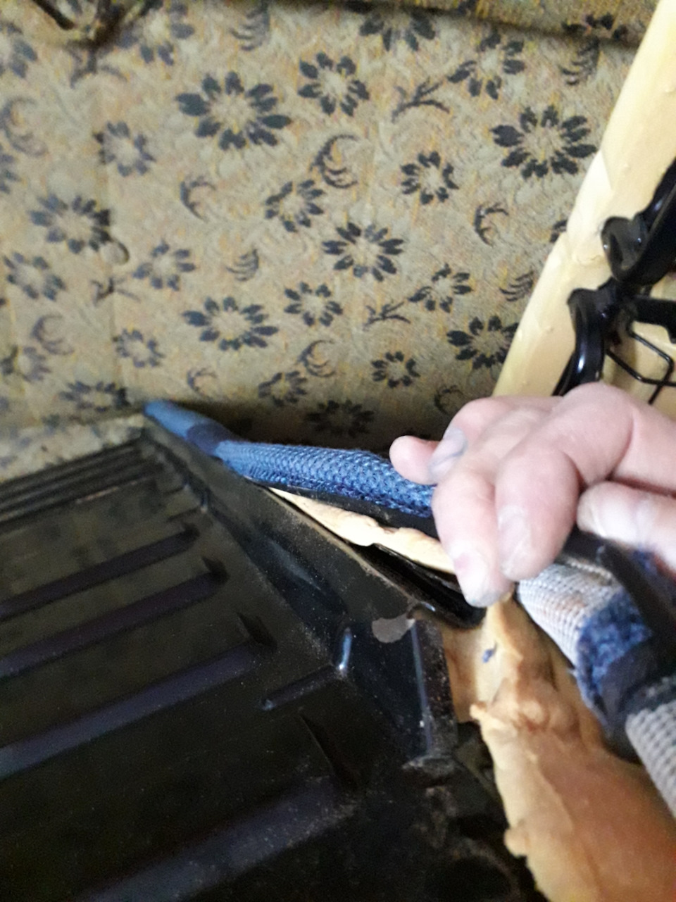 Як зняти обшивку із задніх крісел 3