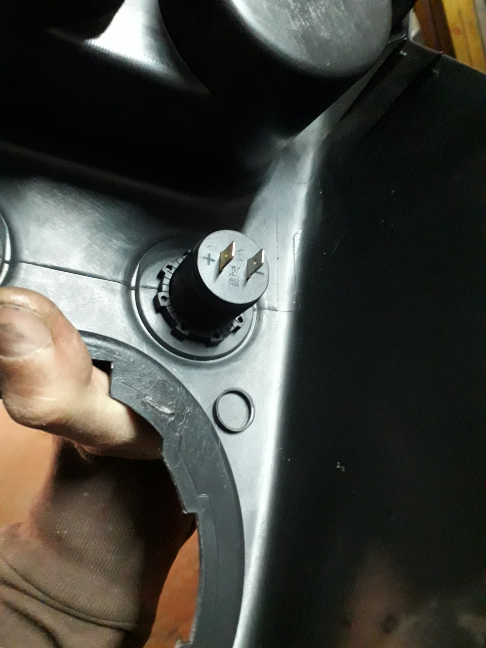 Стаціонарна USB розетка замість прикурювача 2