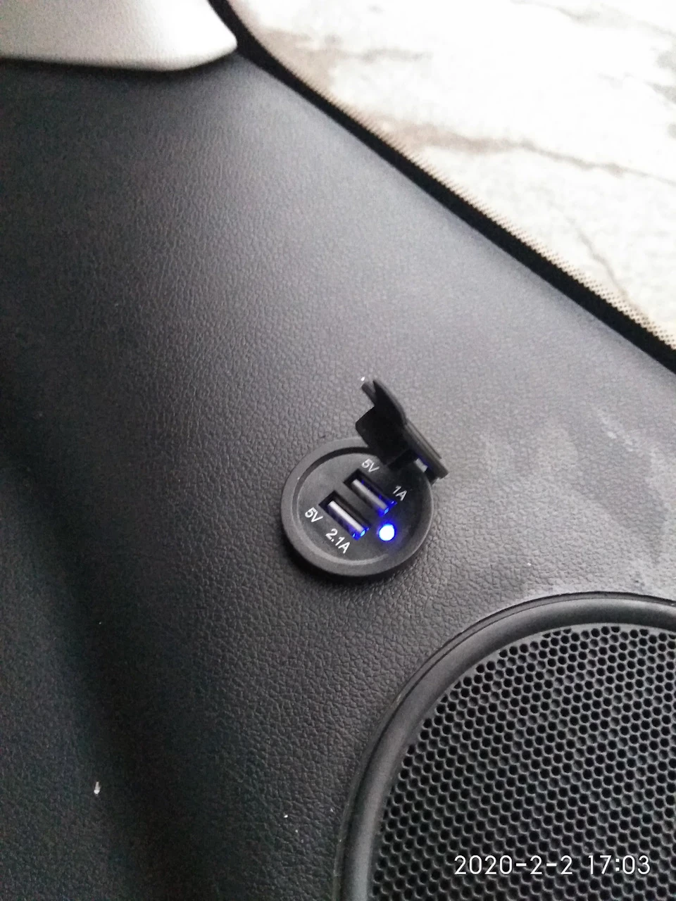 USB розетка 12в у багажнику. Доустановка.