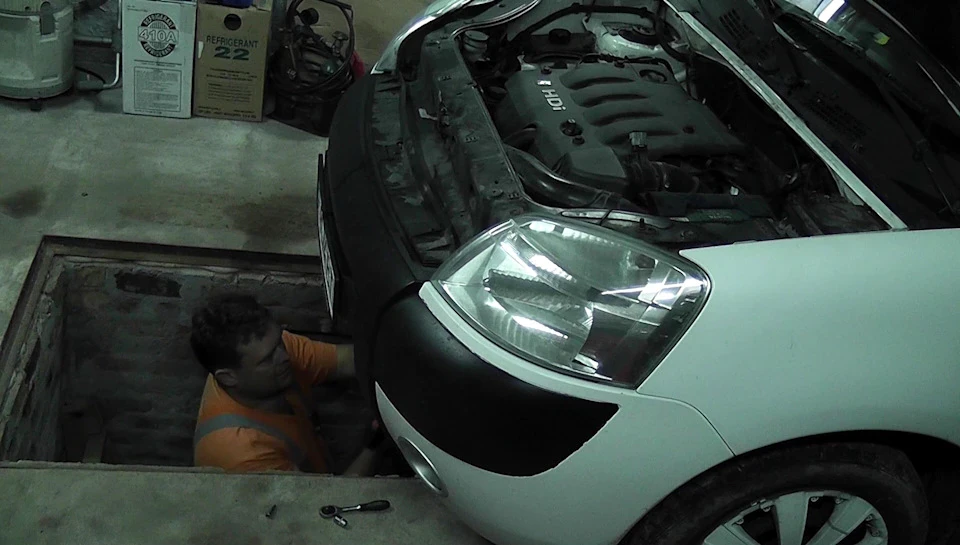 Як зняти передній бампер на Peugeot Partner 2006 р.в.