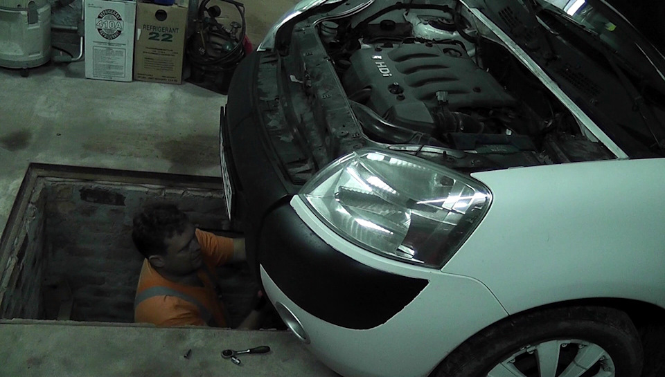 Як зняти передній бампер на Peugeot Partner 2006 р.в. 1