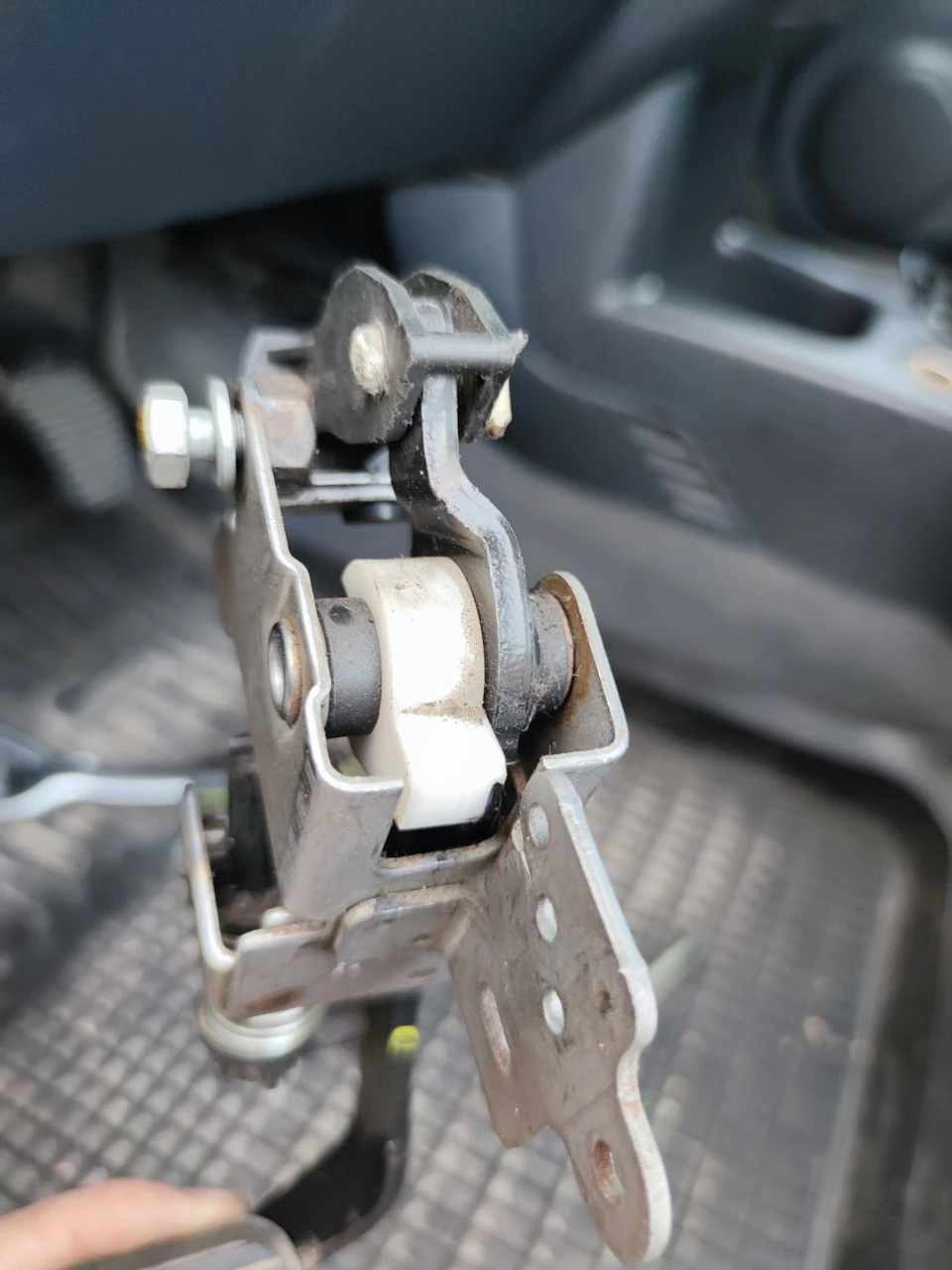 Зняв трос зчеплення