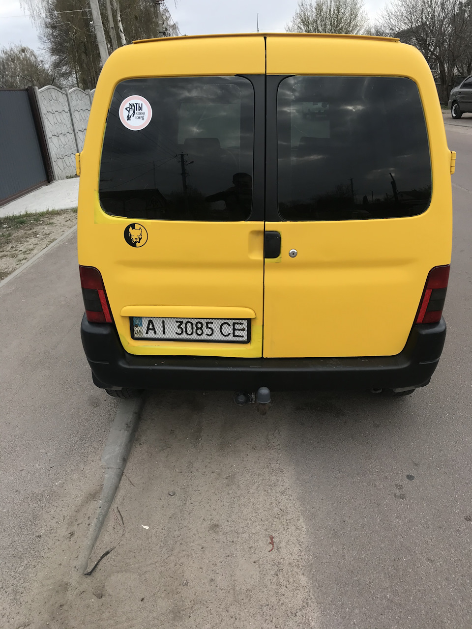 Затонував переднє скло і купив рамочки на номери 2