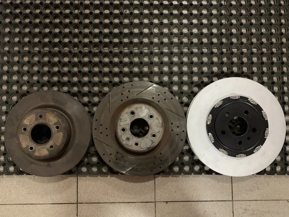 Установка 2-piece 370 мм Brembo Front Rotors, гайки Rays, ковпачки