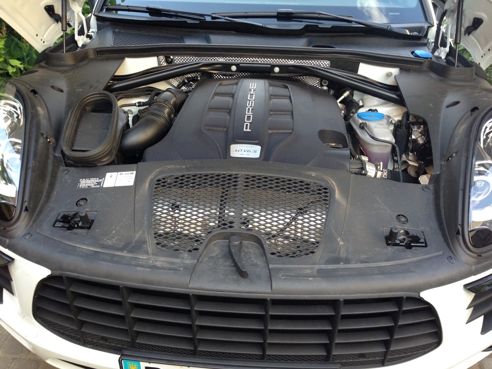 #12 Підкапотний простір у Porsche Macan Diesel 1