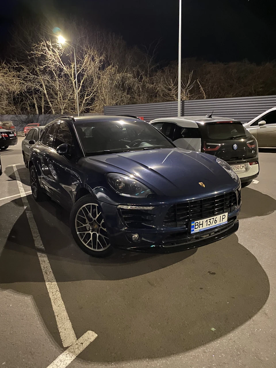 Вечірні фото біля ТЦ