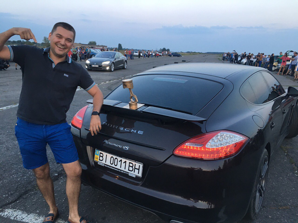 Panamera vs Tesla 3