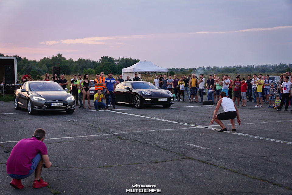 Panamera vs Tesla 4